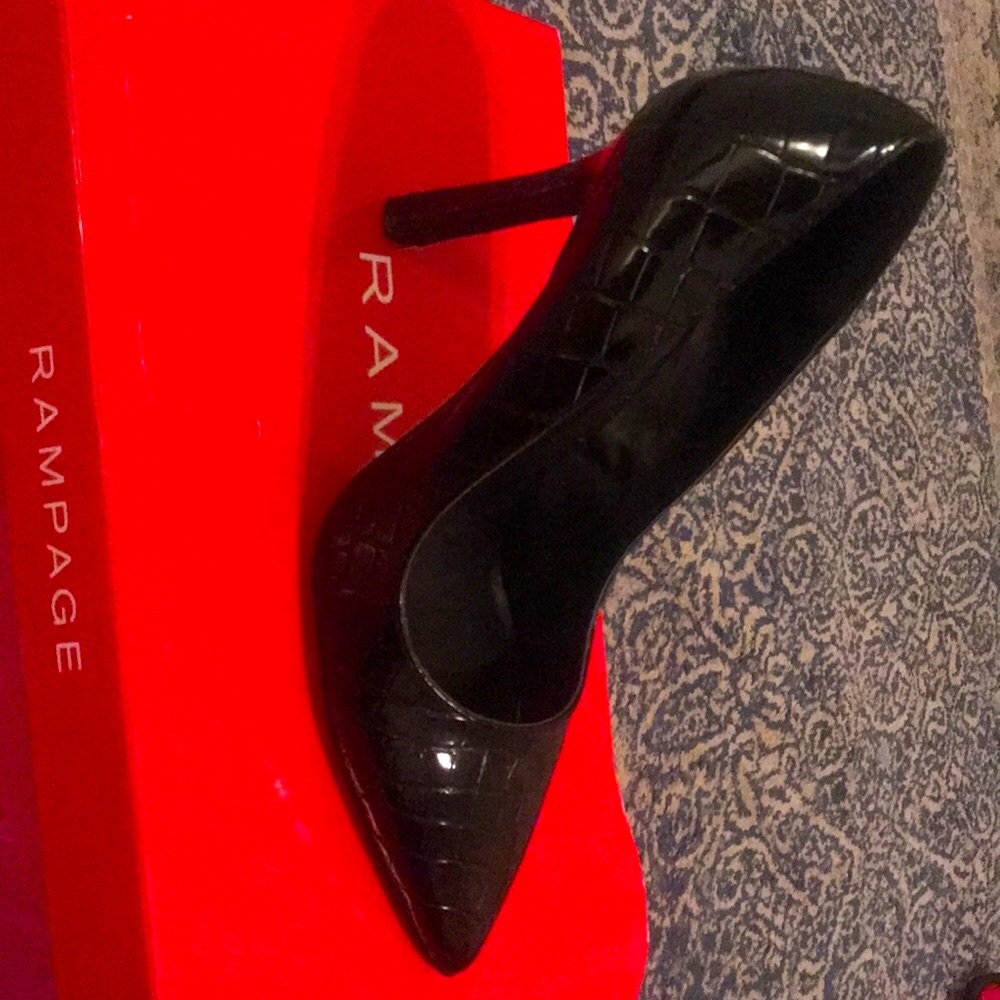 Black pointed-toe pumps. 3.5 inch heel. Size 5.5